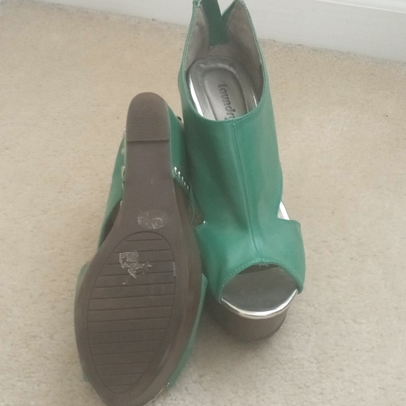 Laundry list- Very stylish teal color wedge sandals. Size 39 (8.5) - Picture 3 of 5